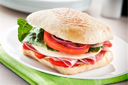 simsearch:659-06495587,k - Salami and Cheese Sandwich with Lettuce, Tomato and Onion on Ciabatta Bread Foto de stock - Sin royalties Premium, Código: 659-06154600