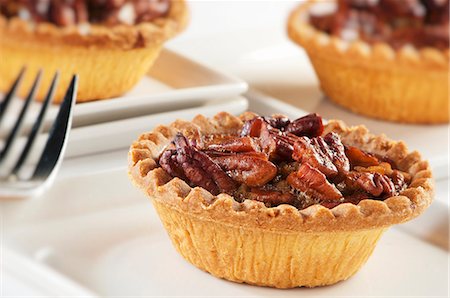 pastel de pacana - Individual Pecan Pie Foto de stock - Sin royalties Premium, Código: 659-06154601