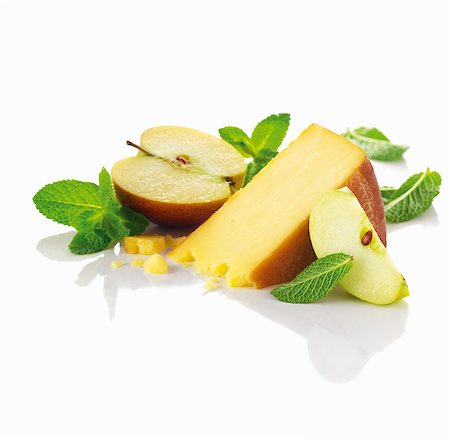 simsearch:659-06494827,k - A sliced of smoked cheese and a sliced apple Foto de stock - Sin royalties Premium, Código: 659-06154640