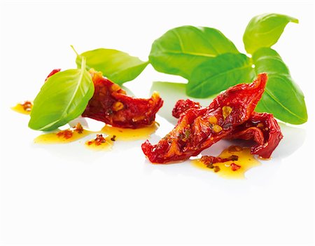 dried tomato - Dried tomatoes and fresh basil leaves Foto de stock - Sin royalties Premium, Código: 659-06154656