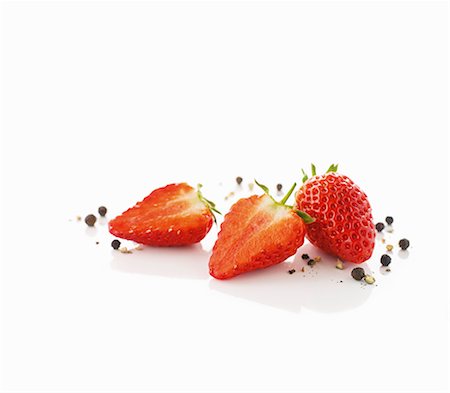 Strawberries, whole and halved with peppercorns Fotografie stock - Premium Royalty-Free, Codice: 659-06154650