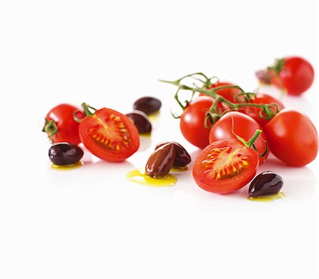 salad ingredients - Tomates de vigne et olives noires Photographie de stock - Premium Libres de Droits, Code: 659-06154670