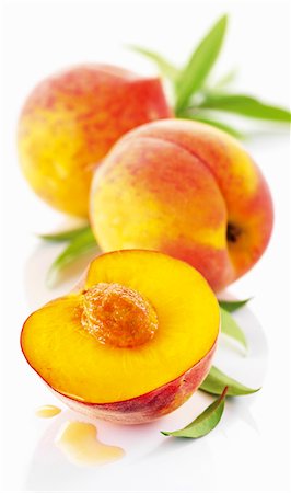 peach (fruit) - Yellow flesh peaches, whole and halved Foto de stock - Sin royalties Premium, Código: 659-06154684