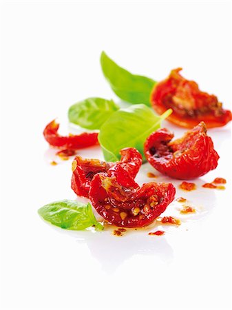 Dried tomatoes and fresh basil Foto de stock - Sin royalties Premium, Código: 659-06154694