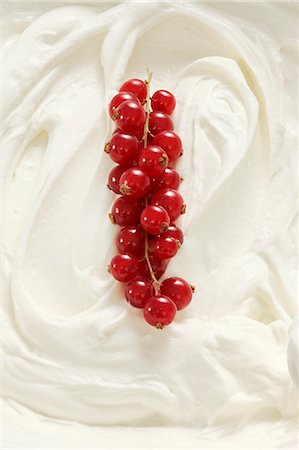 simsearch:659-06494428,k - Ice cream with red currants Stock Photo - Premium Royalty-Free, Code: 659-06154713