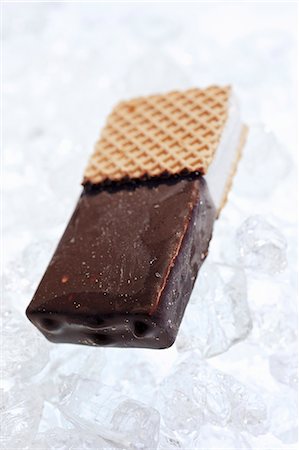 simsearch:659-03524157,k - Ice cream sandwich on ice cubes Stock Photo - Premium Royalty-Free, Code: 659-06154744