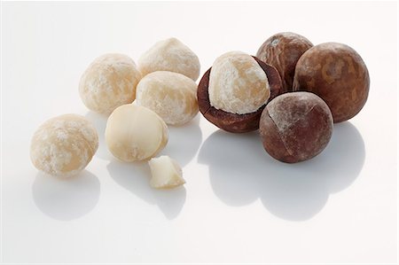 Macadamia nuts, with and without shells Stock Photo - Premium Royalty-Free, Code: 659-06154751