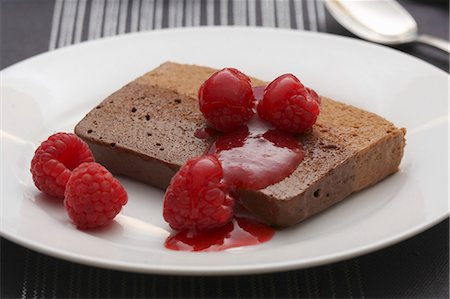 pudding cake - Chocolate mousse cake with raspberries Stock Photo - Premium Royalty-Free, Code: 659-06154775