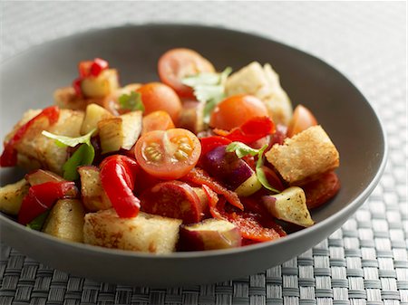 simsearch:659-07068552,k - Salade de tomates et de poivrons avec croûtons Photographie de stock - Premium Libres de Droits, Code: 659-06154786