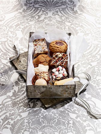 Various Christmas biscuits in a biscuit tin Foto de stock - Sin royalties Premium, Código: 659-06154804