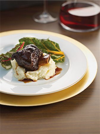 Braised beef ribs on mashed potatoes with chard and red wine Foto de stock - Sin royalties Premium, Código: 659-06154807