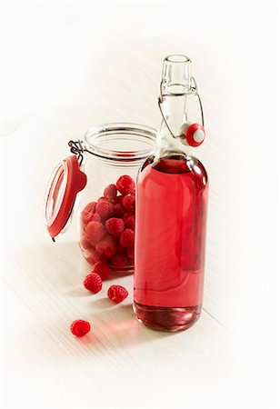 simsearch:659-06372350,k - Framboises fraîches et une bouteille de liqueur de framboise Photographie de stock - Premium Libres de Droits, Code: 659-06154815