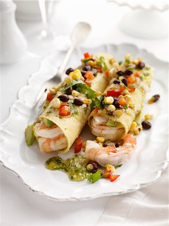 Tacos with prawns, salsa verde and pico de gallo Foto de stock - Sin royalties Premium, Código: 659-06154811