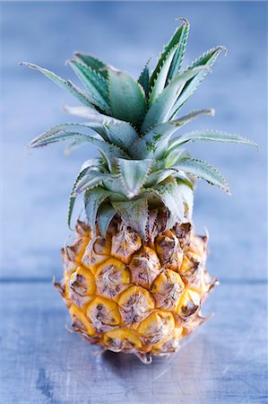 picture of pineapple - A baby pineapple Foto de stock - Sin royalties Premium, Código: 659-06154828