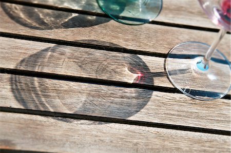 simsearch:659-06307536,k - Shadows of wine glasses on a wooden surface Fotografie stock - Premium Royalty-Free, Codice: 659-06154822