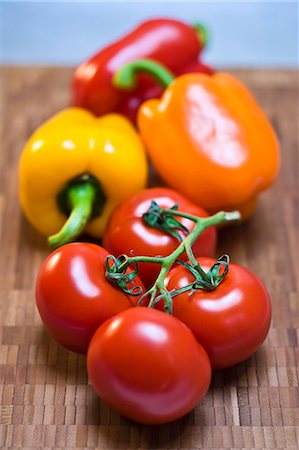 Assorted Tomatoes and Bell Peppers Foto de stock - Sin royalties Premium, Código: 659-06154837