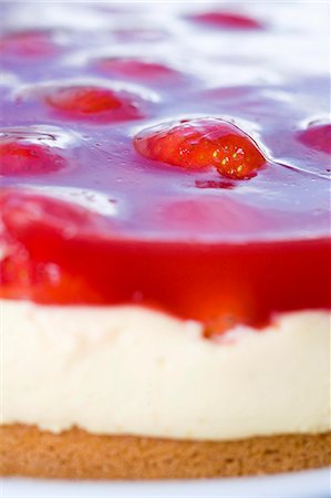 simsearch:659-08940538,k - Une tarte aux fraise avec de la gelée (détail) Photographie de stock - Premium Libres de Droits, Code: 659-06154832