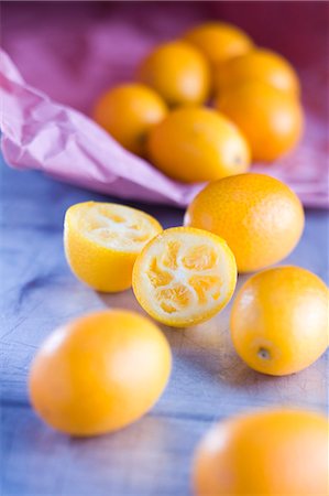 simsearch:659-06185542,k - Several kumquats, whole and halved Foto de stock - Royalty Free Premium, Número: 659-06154833