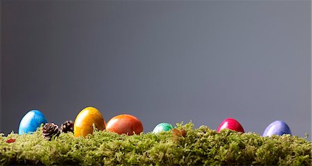 simsearch:659-06307396,k - Colourful Easter eggs on moss Foto de stock - Sin royalties Premium, Código: 659-06154847