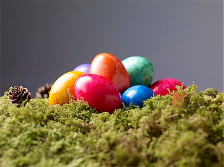 simsearch:659-06188596,k - Colourful Easter eggs on moss Foto de stock - Sin royalties Premium, Código: 659-06154848