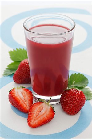 simsearch:659-06903327,k - A jar of strawberry smoothie and fresh strawberries Foto de stock - Sin royalties Premium, Código: 659-06154854