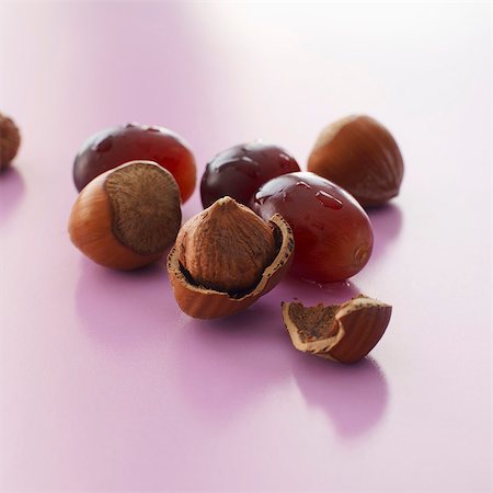 Noisettes et raisins rouges Photographie de stock - Premium Libres de Droits, Code: 659-06154894