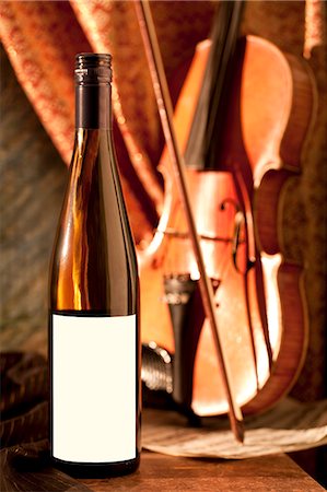 simsearch:659-06155761,k - Bouteille de vin blanc ; Violon Photographie de stock - Premium Libres de Droits, Code: 659-06154905