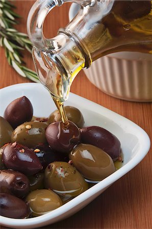 simsearch:659-06903079,k - Olive Oil Pouring Over Mixed Olives Foto de stock - Sin royalties Premium, Código: 659-06154910