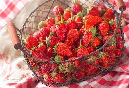 simsearch:659-01866601,k - Fresh strawberries in a wire basket Foto de stock - Royalty Free Premium, Número: 659-06154926