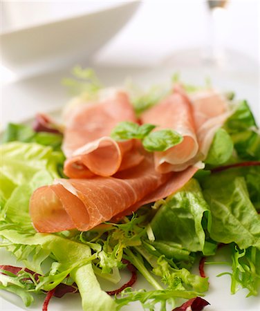 presunto - Mixed leaf salad with parma ham Foto de stock - Royalty Free Premium, Número: 659-06154931