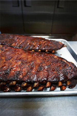 Côtes de porc barbecue sur une tôle Photographie de stock - Premium Libres de Droits, Code: 659-06154965