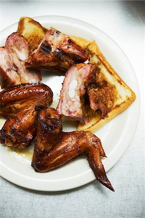 simsearch:659-07598936,k - Pieces of Barbecue Chicken with Toast on a White Plate Foto de stock - Sin royalties Premium, Código: 659-06154968