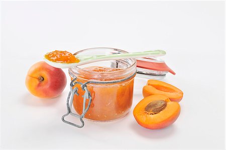 Apricot jam and fresh apricots Foto de stock - Sin royalties Premium, Código: 659-06155005