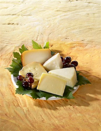 simsearch:659-01859823,k - Un plateau de fromages d'Espagne avec raisins Photographie de stock - Premium Libres de Droits, Code: 659-06155023