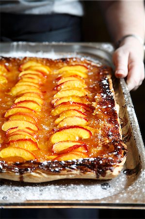 simsearch:659-06900883,k - Hands holding a peach tart on a baking tray Foto de stock - Sin royalties Premium, Código: 659-06155038