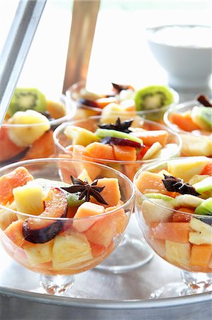 salade de fruits - Salade de fruits avec l'anis étoilé Photographie de stock - Premium Libres de Droits, Code: 659-06155032