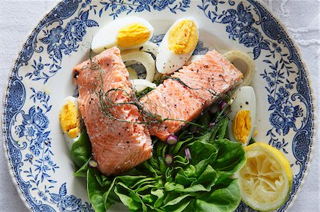 Mixed leaf salad with salmon fillet and egg Stock Photo - Premium Royalty-Free, Code: 659-06155046