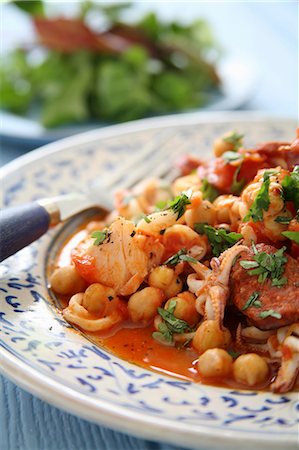 Chickpea stew with seafood and chorizo Foto de stock - Sin royalties Premium, Código: 659-06155047