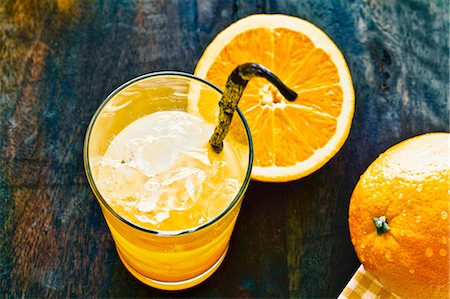 Orange juice with a vanilla pod and ice cubes Foto de stock - Sin royalties Premium, Código: 659-06155073