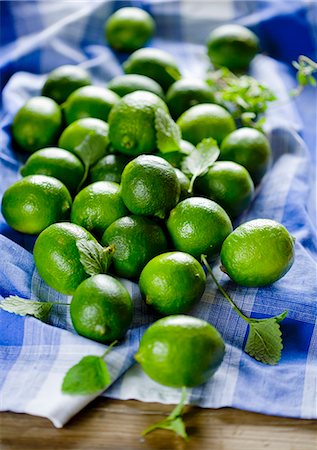 simsearch:659-07027082,k - Limes and mint leaves on a cloth Foto de stock - Sin royalties Premium, Código: 659-06155090