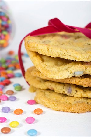 Cookies with coloured chocolate beans Stock Photo - Premium Royalty-Free, Code: 659-06155092