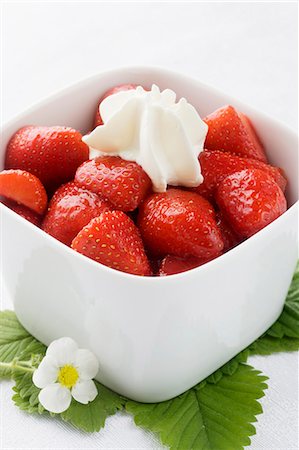 Strawberries with vanilla sugar and cream Foto de stock - Sin royalties Premium, Código: 659-06155103