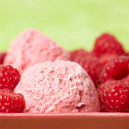 simsearch:659-07597710,k - Two scoops of raspberry ice cream with fresh raspberries (close-up) Foto de stock - Sin royalties Premium, Código: 659-06155141