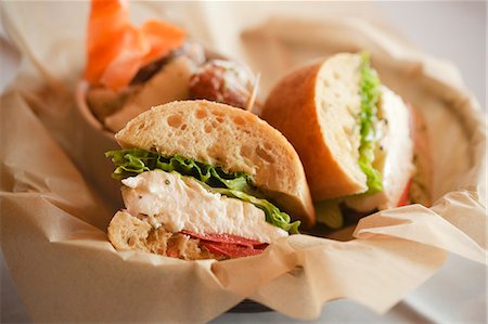 Mozzarella, tomate et laitue Romaine Sandwiches sur pain Ciabatta ; En papier doublés panier Photographie de stock - Premium Libres de Droits, Code: 659-06155170