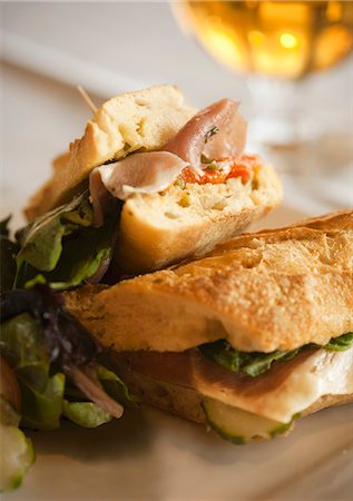 simsearch:659-06186295,k - Jambon, poivron rouge et une baguette de pain Sandwich au concombre Photographie de stock - Premium Libres de Droits, Code: 659-06155172