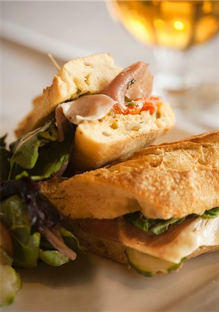 Prosciutto, Red Pepper and Cucumber Sandwich on a Baguette Foto de stock - Sin royalties Premium, Código: 659-06155172