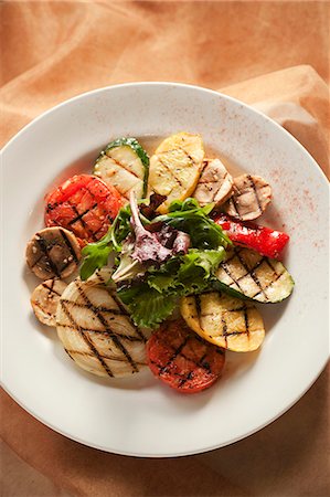 simsearch:659-07598210,k - Grilled Vegetable Plate; From Above Foto de stock - Sin royalties Premium, Código: 659-06155173