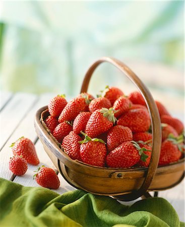 simsearch:659-06186737,k - Fresh strawberries in a basket Foto de stock - Royalty Free Premium, Número: 659-06155208