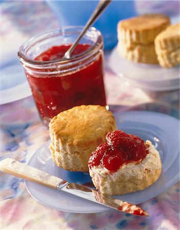 simsearch:659-06903115,k - Scones with clotted cream and strawberry jam Foto de stock - Royalty Free Premium, Número: 659-06155215