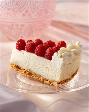 Un morceau de gâteau au fromage aux framboises Photographie de stock - Premium Libres de Droits, Code: 659-06155218